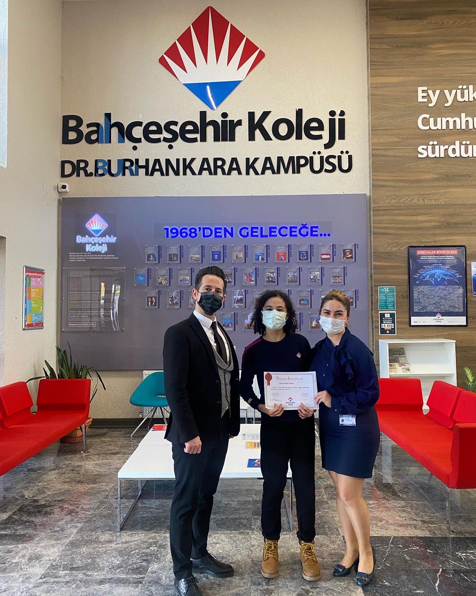 LGS 20 / LGS 21 Türkiye Birincimimiz Bilge Simav 🥇 “Bahçeşehir Koleji Öğrencilerini Arıyorsanız En İyilerin Arasına Bakın. ”
Sevgili öğrencimizi, öğretmenlerimizi ve velimizi tebrik ederiz. ❤️💙 #başarınınsınırıyok