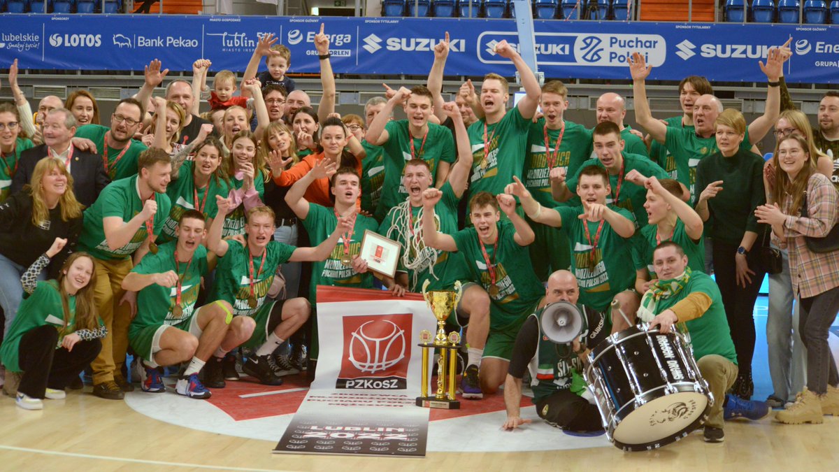 WKS_SlaskBasket's tweet photo. Powoli zamykamy temat Młodzieżowego Pucharu Polski i dorzucamy kilka zdjęć, które - mamy nadzieję - poprawią wam humor na resztę dnia 😊

Więcej o turnieju finałowym pisaliśmy z kolei tutajj ➡ https://t.co/r1ezaO4pNQ ✍️

#HejŚląsk #SzkolimyPrzyszłeGwiazdy #MPPU19PL https://t.co/joiJtelbVi