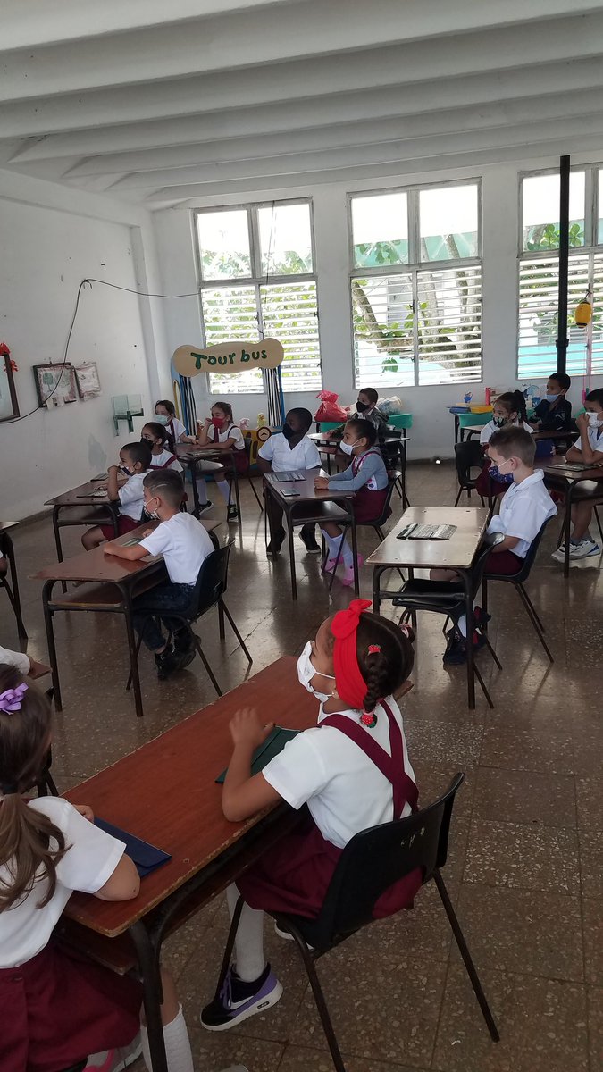 ci_placetas's tweet photo. La maestra de 6 año de vida, fomentando la base de la lectura para el primer grado con sus niños. #CubaMined #DPEVillaClara #Educacion #DMEPlacetas #PrimeraInfancia @dme_Placetas @elsa_ena @ https://t.co/pan9iJRMz3