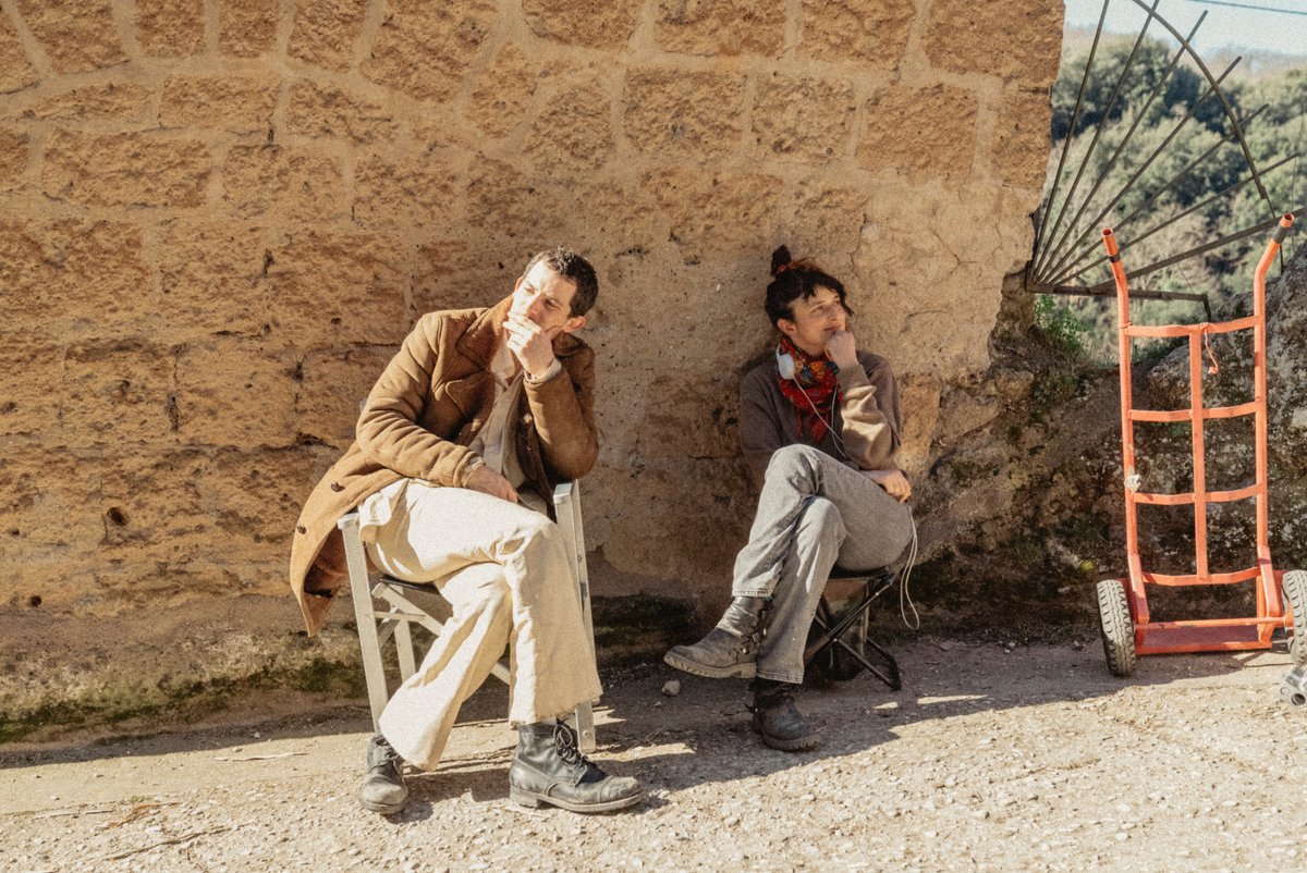 WeCinema's tweet photo. 🎬 #AliceRohrwacher torna sul set per #LaChimera. Sono in corso le riprese del nuovo film ambientato negli anni '80, nel mondo clandestino dei "tombaroli". 
Nel cast #JoshOConnor, #IsabellaRossellini, #CarolDuarte, #AlbaRohrwacher e #VincenzoNemolato. https://t.co/W5A25ZVn67