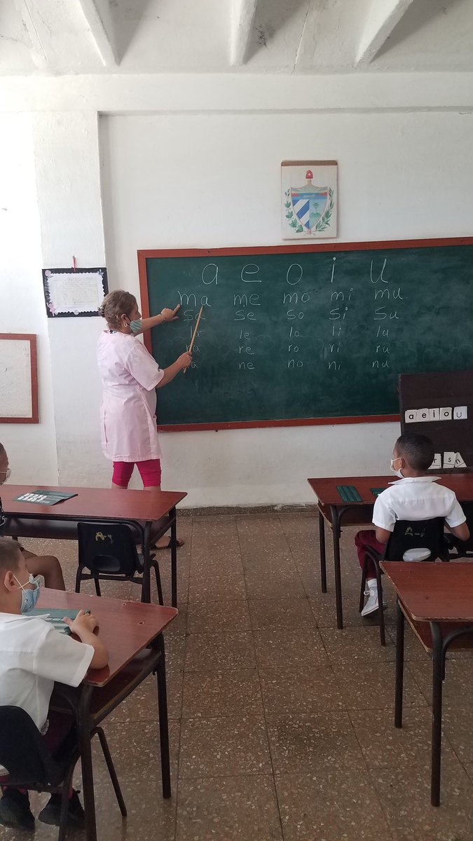 ci_placetas's tweet photo. La maestra de 6 año de vida, fomentando la base de la lectura para el primer grado con sus niños. #CubaMined #DPEVillaClara #Educacion #DMEPlacetas #PrimeraInfancia @dme_Placetas @elsa_ena @ https://t.co/pan9iJRMz3