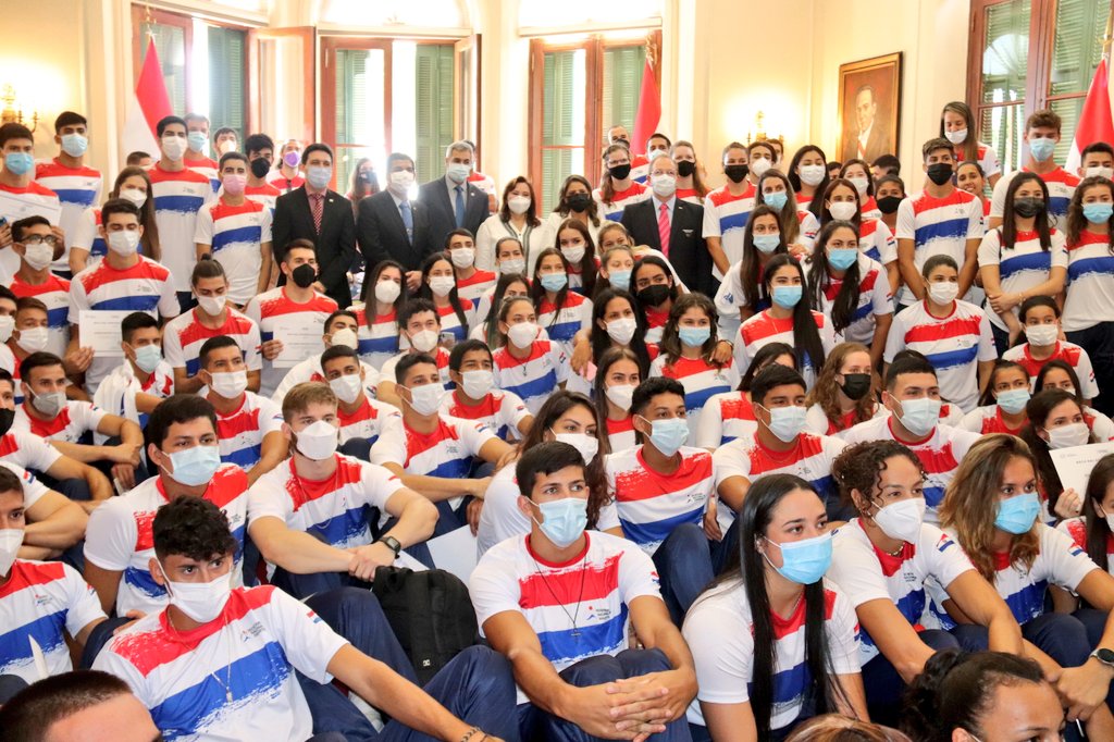 DiffusionOn's tweet photo. El presidente de la Rca, @MaritoAbdo encabezó la entrega de Becas Deportivas a 239 Atletas, para preparación y participación en Competencias Nacionales e Internacionales, a través de la @sndpy. El Gobierno Nacional ha duplicado el monto de inversión, llegando a G. 11.132.000.000. https://t.co/wwNU8ZgWZs