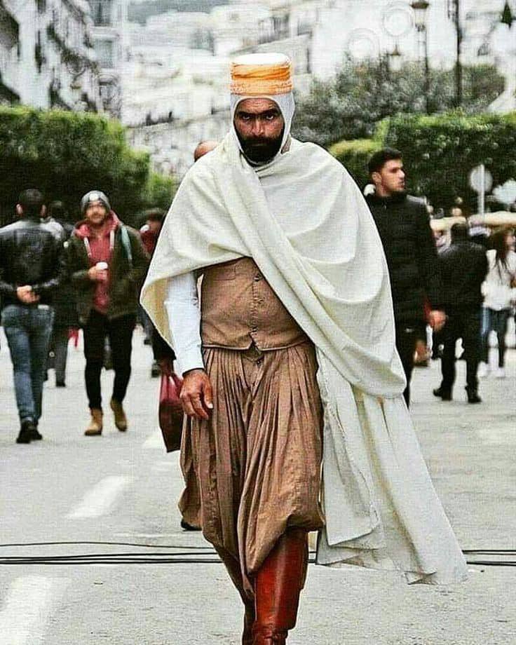 AhlamMostghanmi's tweet image. آه  . . لو تدري حسّان ،  لذّة أن تمشي في شارع مرفوع الرأس، أن تقابل أيّ شخص بسيط أو هامّ جدًّا، دون أن تشعر بالخجل.
هناك من لا يستطيع اليوم أن يمشي خطوتين على قدميه في الشارع، بعدما كانت كلّ الشوارع محجوزة له، وكان يعبرها في موكب السيّارات الرسميّة.❗️

#ذاكرة_الجسد  1993