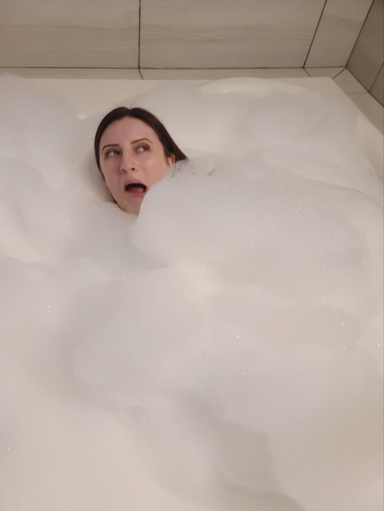 3 pic. This weekend I celebrated my 11th anniversary with my hubby. Enjoy this montage of photos of me taking the ultimate bubble bath 😂 https://t.co/XBlgn4CqJM