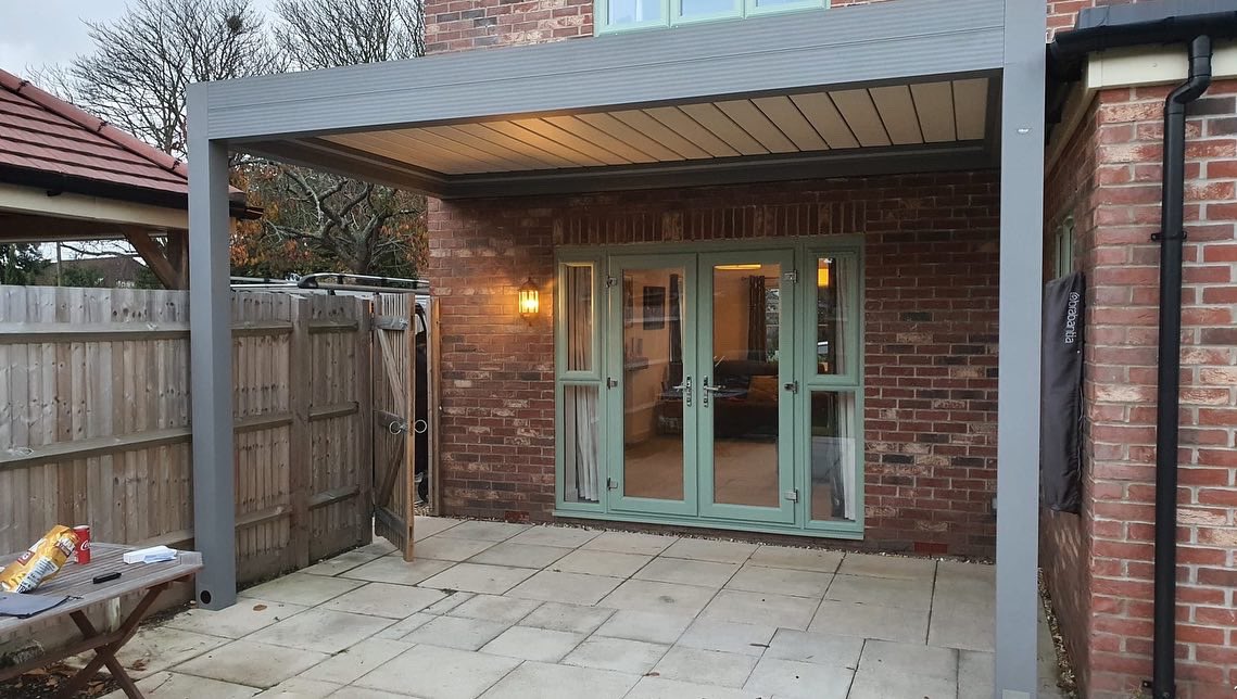 LanaiOutdoor's tweet photo. The Iris from Lanai installed in Southampton, Hampshire.

Iris with remote controlled roof blades. When the blades are closed the roof is fully waterproof, and when the weather is good you can open the blades!
 
Please contact us on info@lanai-outdoor.co.uk 
With any enquiries. https://t.co/hpGsTFLmp1