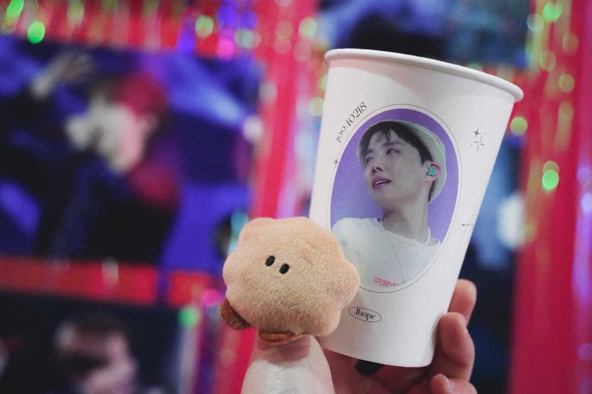 sabighit1205's tweet photo. 22/02/20
@CafeItem 様
きらきらの笑顔、ふとした瞬間の真剣な眼差し、美しいホソクさんでいっぱいの幸せ空間でした....素敵なカプホもポスターもいただけて嬉しいです、ありがとうございます！
@HOPESHINE_0218 님
@HOPESHINEJP 様
#희망으로_가득찬_호석아_생일축하해
#happy_hoseok_day https://t.co/Gi0ZHaFL1c