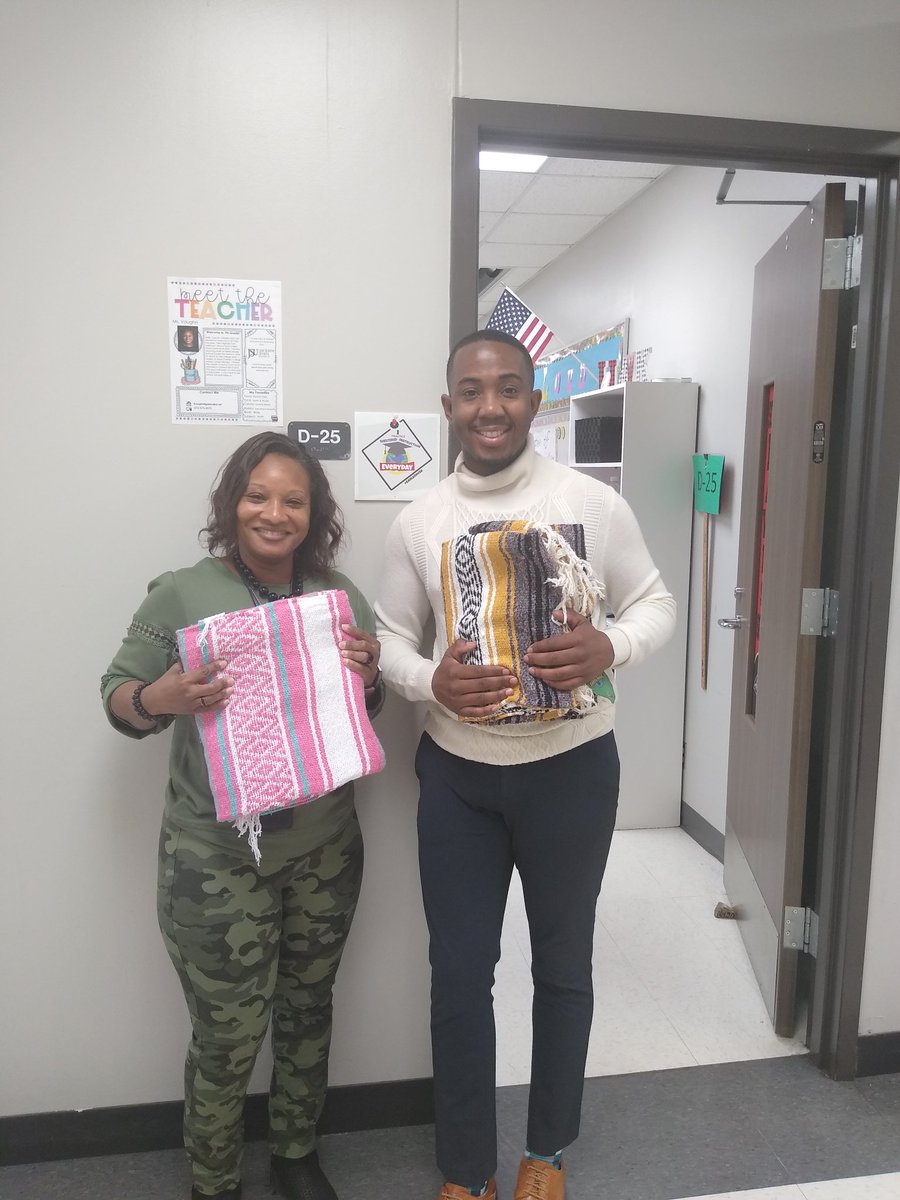 joywillteach's tweet photo. I am so thankful for my Hudson, Dhall FAMILY @LaJuanaVaughn2 @ReubinT . Surprised them with blankets from my trip to Colorado.@ambermhope #loveourschool https://t.co/Ks5hF6Z8yy