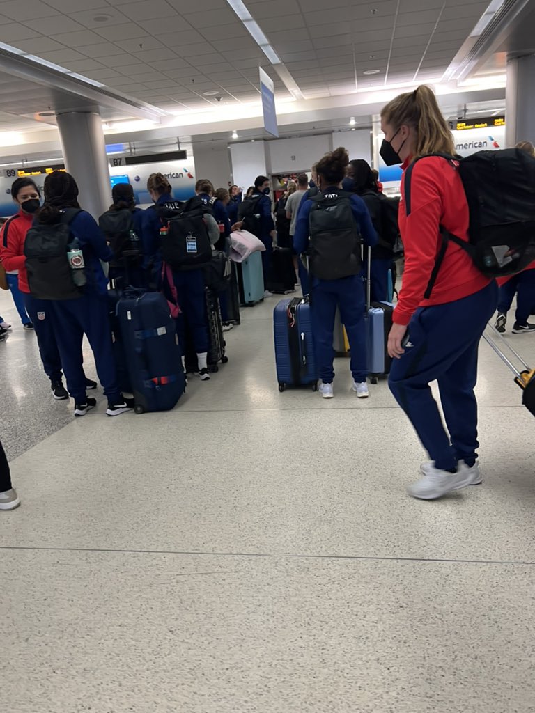 Just me fan girling out at the airport next to the USWNT ⚽️😍