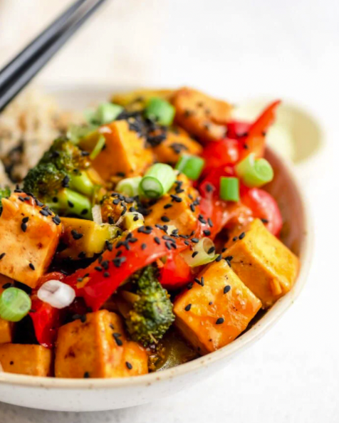 This Vegan Orange Tofu recipe by <a href="/runonrealfood/">Running on Real Food</a> is a "veganized" version of classic orange chicken. 🙌  Features crispy pan-fried tofu and veggies in an addictive sweet and sticky orange sauce. 🤤 bit.ly/3unyCSs #veganrecipes