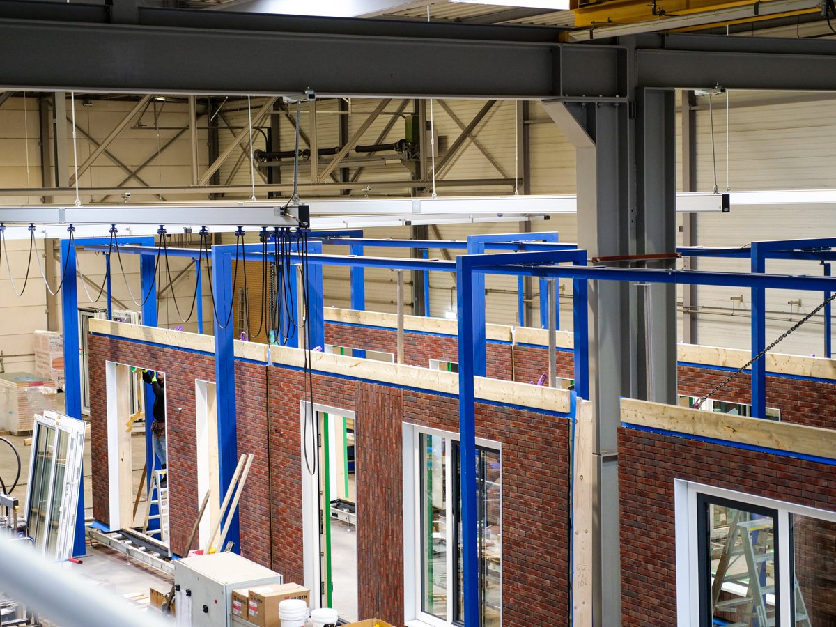 DijkstraDraisma's tweet photo. Er wordt hard gewerkt in de fabriek in #Dokkum. Voor @Elkien_ vernieuwen we de woningen aan de Compagnonsstrjitte in #Gorredijk. De bestaande woningen maken binnenkort plaats voor 26 energieneutrale en gasloze nieuwe woningen. Meer informatie: https://t.co/ZP0jp33hB3 https://t.co/f2YXllMDrL