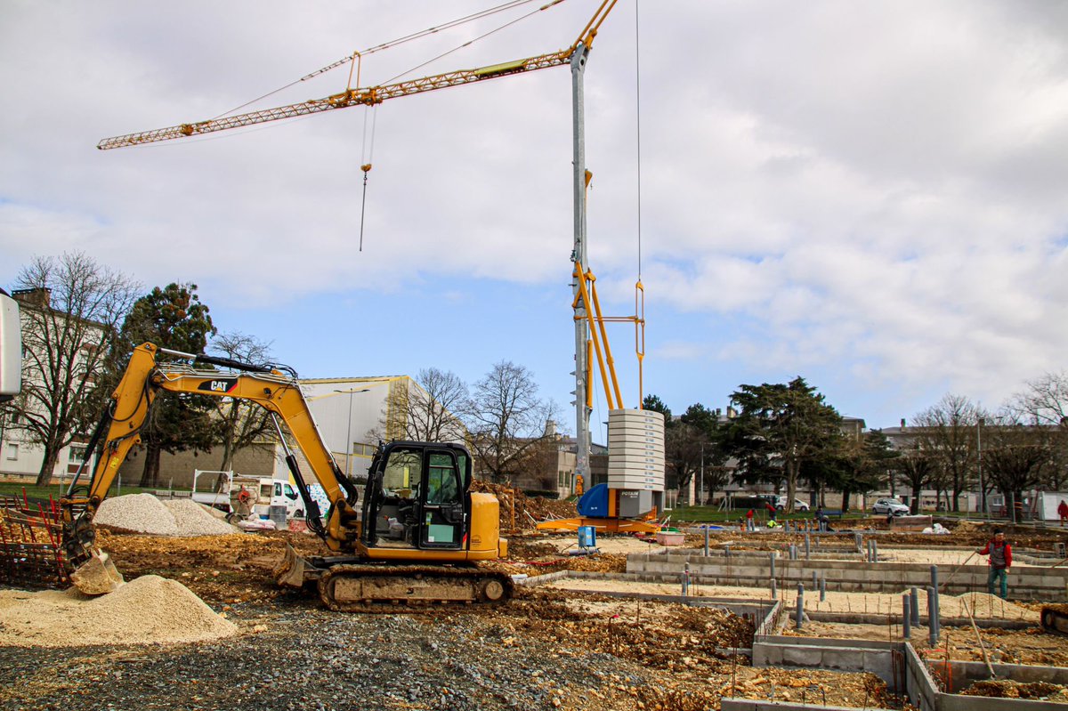 Prefet36's tweet photo. #NPNRU 🧱🏘️
Le sous-préfet de Châteauroux a posé la 1re pierre d’un programme de  construction de 16 logements au quartier Beaulieu. Ce projet porté par l'#OPAC36 s'inscrit dans le programme de renouvellement urbain du quartier. https://t.co/rS08EkHDvO