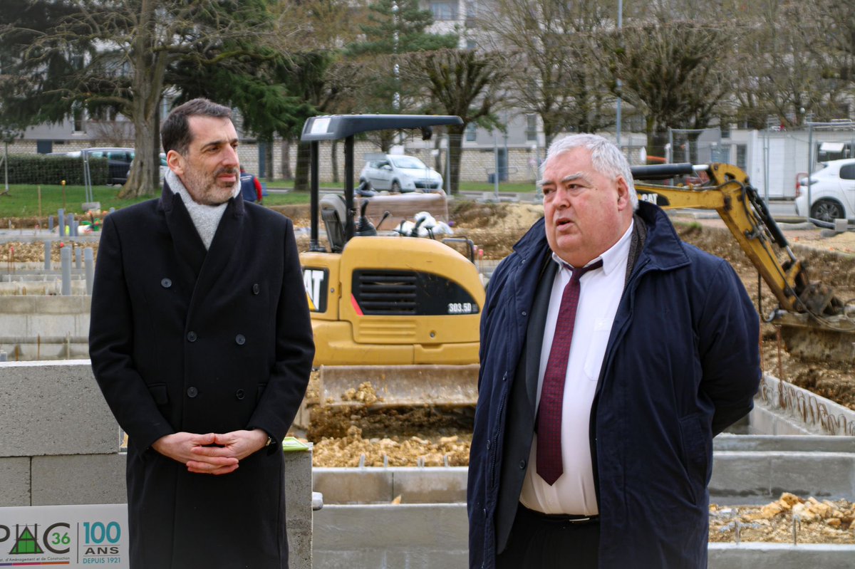 Prefet36's tweet photo. #NPNRU 🧱🏘️
Le sous-préfet de Châteauroux a posé la 1re pierre d’un programme de  construction de 16 logements au quartier Beaulieu. Ce projet porté par l'#OPAC36 s'inscrit dans le programme de renouvellement urbain du quartier. https://t.co/rS08EkHDvO