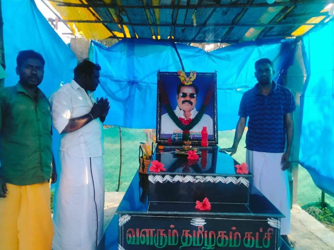 இன்று #வளரும்_தமிழகம்_கட்சி யின் மறைந்த #மாவீரன்_க_ரஜினிபாண்டியன் அவர்களது மணி மண்டபத்திற்கு சங்கேந்தி ஊராட்சி மன்ற தலைவர் 
#AK_ராஜா அவர்களும் 
ரஜினி பாண்டியனுடைய நெருங்கிய நண்பர்   சகோதரர் #அஹமது அவர்களும் மாவீரனுக்கு மரியாதை செலுத்தினர் .
<a href="/Pattabiramanoff/">Balai.Pattabiraman</a> 
@valarumtamilaka