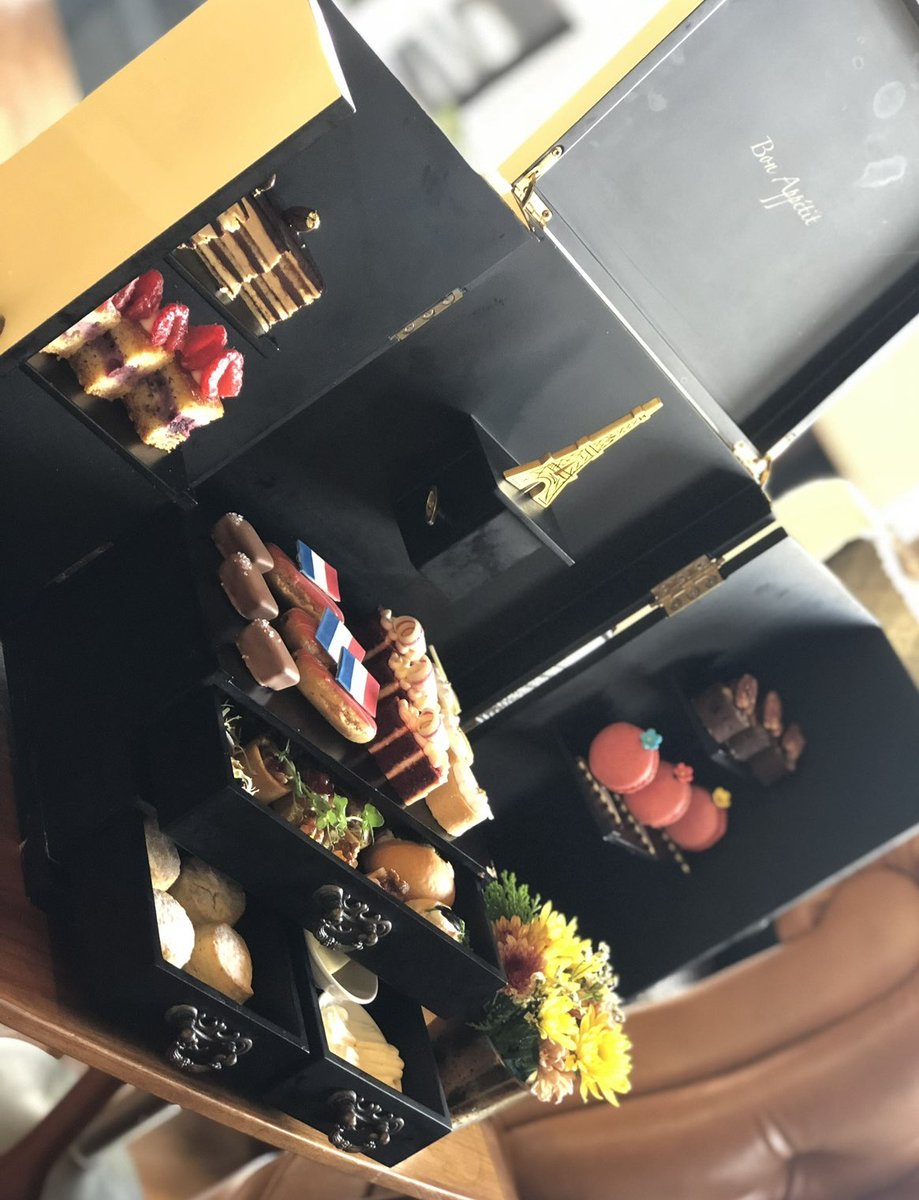 mmmameko3's tweet photo. 【旅情報】シンガポール、セントーサ島にあるソフィテルホテルのアフタヌーンティーが本当に大好き😆❣️扉を開くと可愛い可愛いプチフールたちにオルゴールが仕掛けについてて、可愛いの嵐🥰紅茶はTWGから選び放題☕️リゾート感たっぷりな雰囲気も最高です🌸 https://t.co/QoVqJARm3c