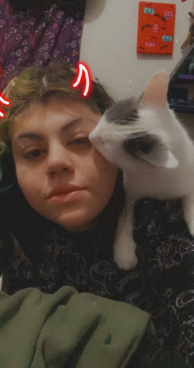 pwojo_'s tweet photo. Just a witch and her familiar 🤍 https://t.co/fvTuYnNGTB