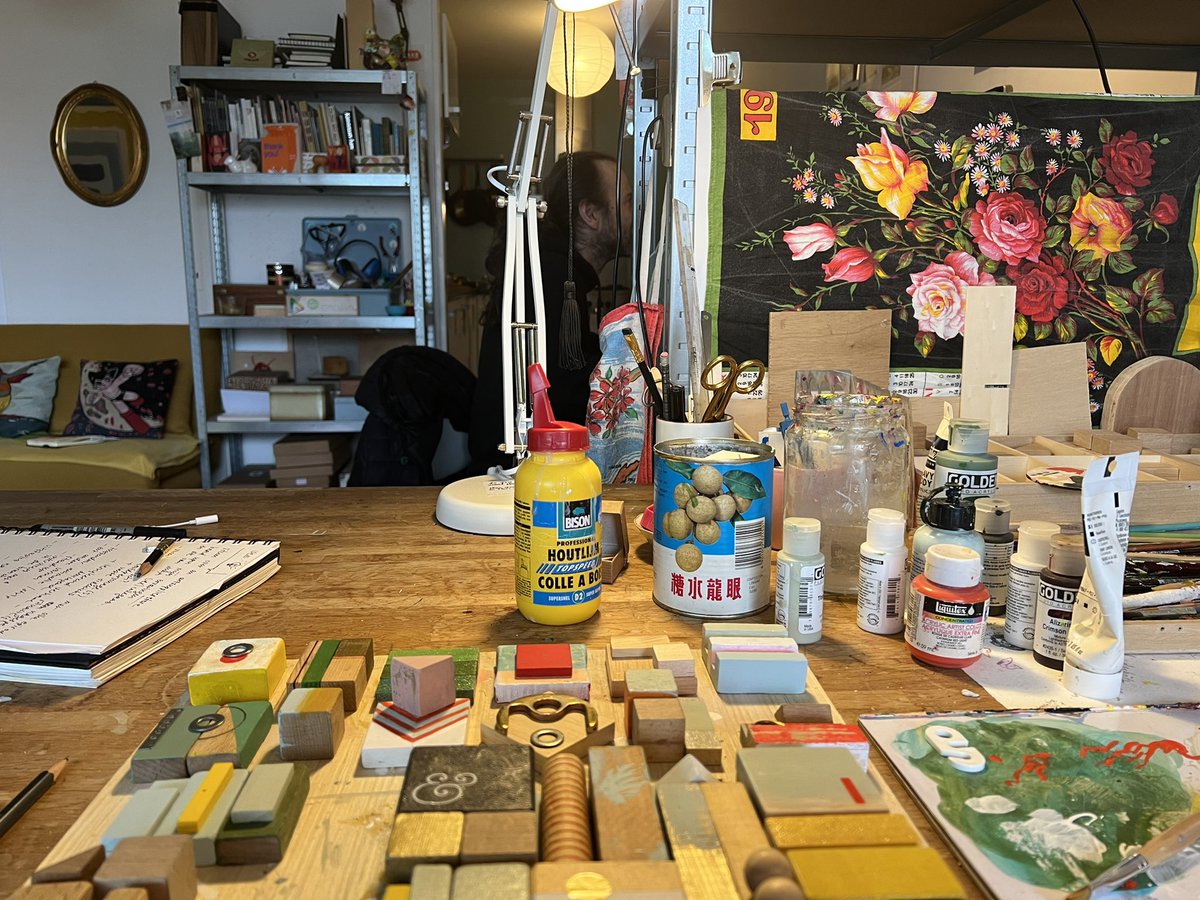 Hi, how are you doing?

#studiolife #studio #atelier #viewfromdesk #art #making #artists #playingwithblocks #onlygoodquality #acrylicpaint #goldenpaints #liquitex #lascaux