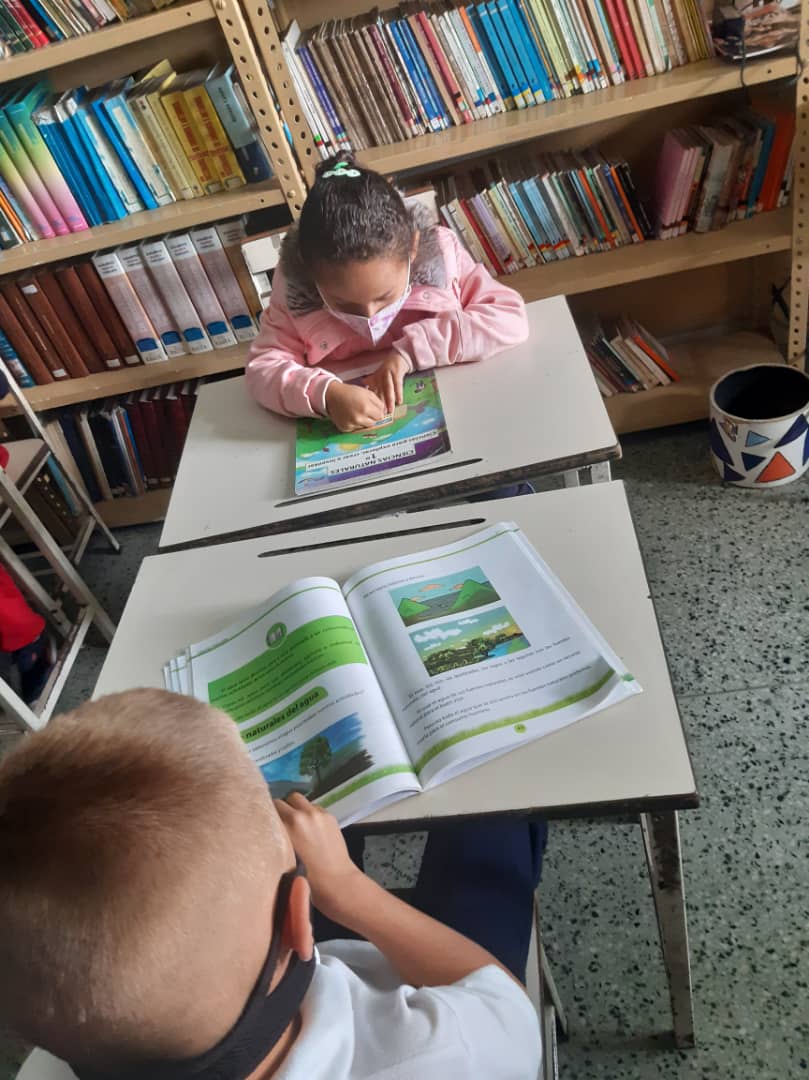 ANTONIOSANMIGU1's tweet photo. E.B Monseñor Sanmiguel 
Visitas de los niños de 1er grado a la biblioteca.
@MPPEDUCACION 
@_LaAvanzadora 
@Berzabethg1 
@ZonaEducTachira 
@GuasimosCra 
@clifpguasimos https://t.co/nLO9QkTYto