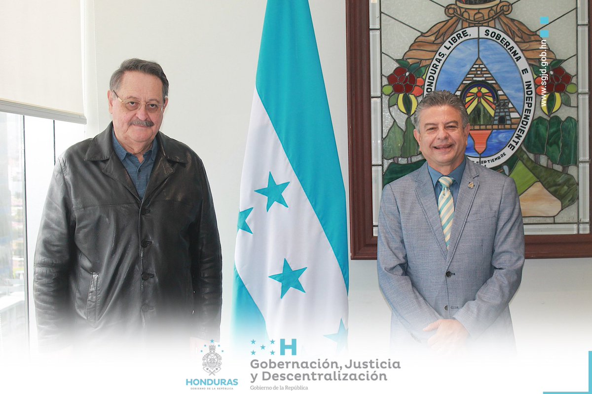 SEGOB_HN's tweet photo. Firma el acta de su nombramiento como Ministro Asesor en materia de Transparencia y Combate a la Corrupción el reconocido abogado, Edmundo Orellana Mercado ante el
Ministro de Gobernación, Justicia y Descentralización, Tomás Vaquero. https://t.co/IB8MFfLlzQ