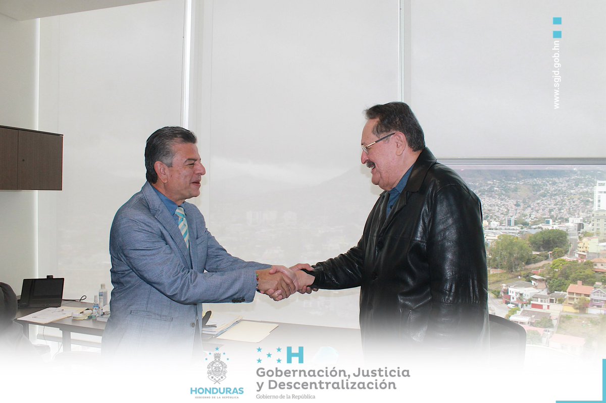 SEGOB_HN's tweet photo. Firma el acta de su nombramiento como Ministro Asesor en materia de Transparencia y Combate a la Corrupción el reconocido abogado, Edmundo Orellana Mercado ante el
Ministro de Gobernación, Justicia y Descentralización, Tomás Vaquero. https://t.co/IB8MFfLlzQ