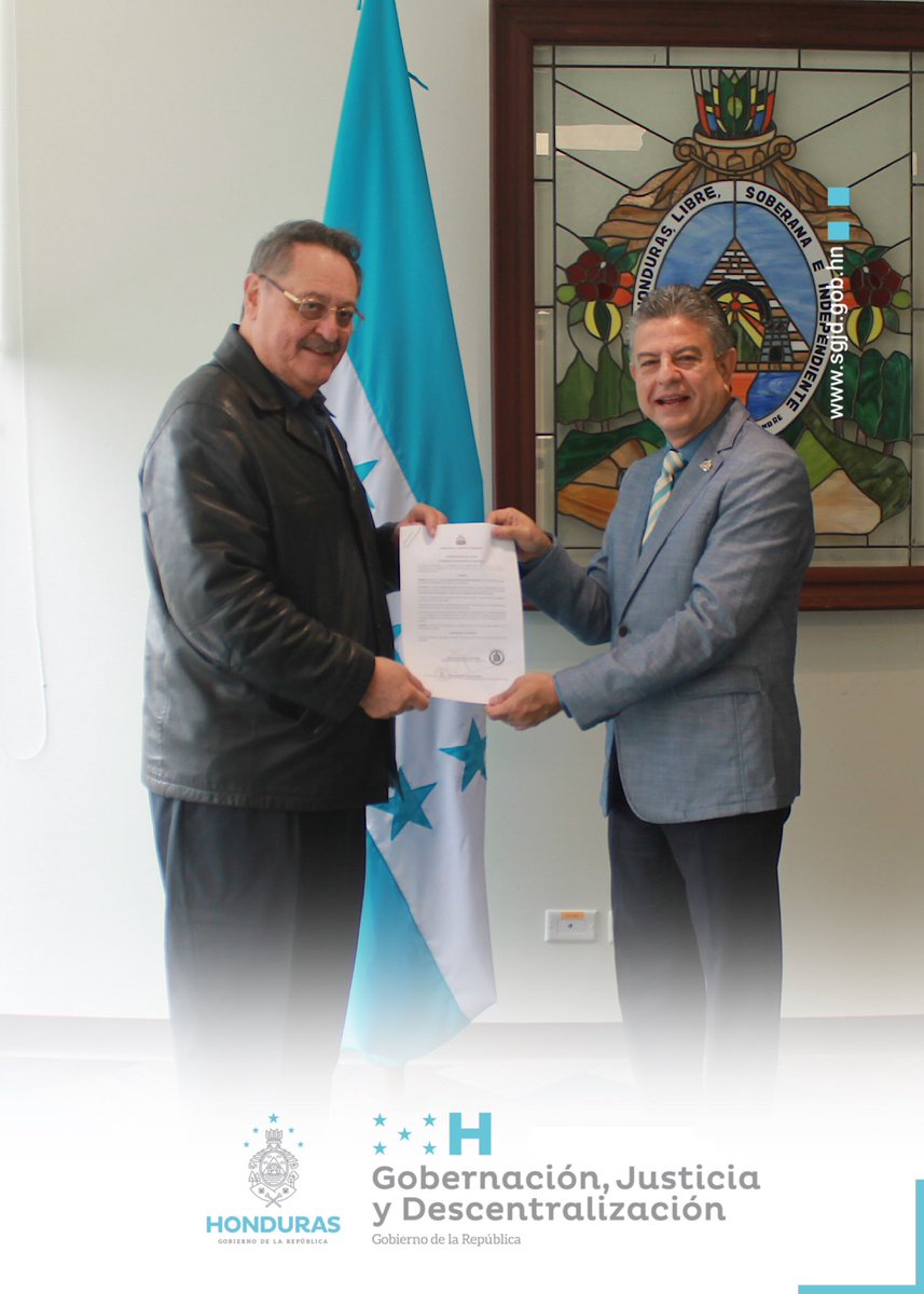 SEGOB_HN's tweet photo. Firma el acta de su nombramiento como Ministro Asesor en materia de Transparencia y Combate a la Corrupción el reconocido abogado, Edmundo Orellana Mercado ante el
Ministro de Gobernación, Justicia y Descentralización, Tomás Vaquero. https://t.co/IB8MFfLlzQ