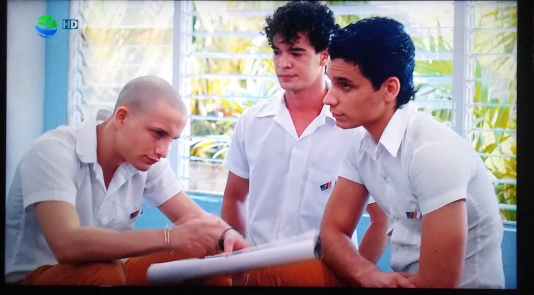 AylinAlvarezG's tweet photo. Lágrimas de emoción nos regaló #Calendario a noche. A esta serie juvenil habrá que volver siempre para comprender los problemas que vive nuestra sociedad y la diversidad de familias que existen en la #Cuba de hoy. Gracias a quienes la han hecho posible. #LaHomofobiaNoSeUsa https://t.co/qVTRposrbd