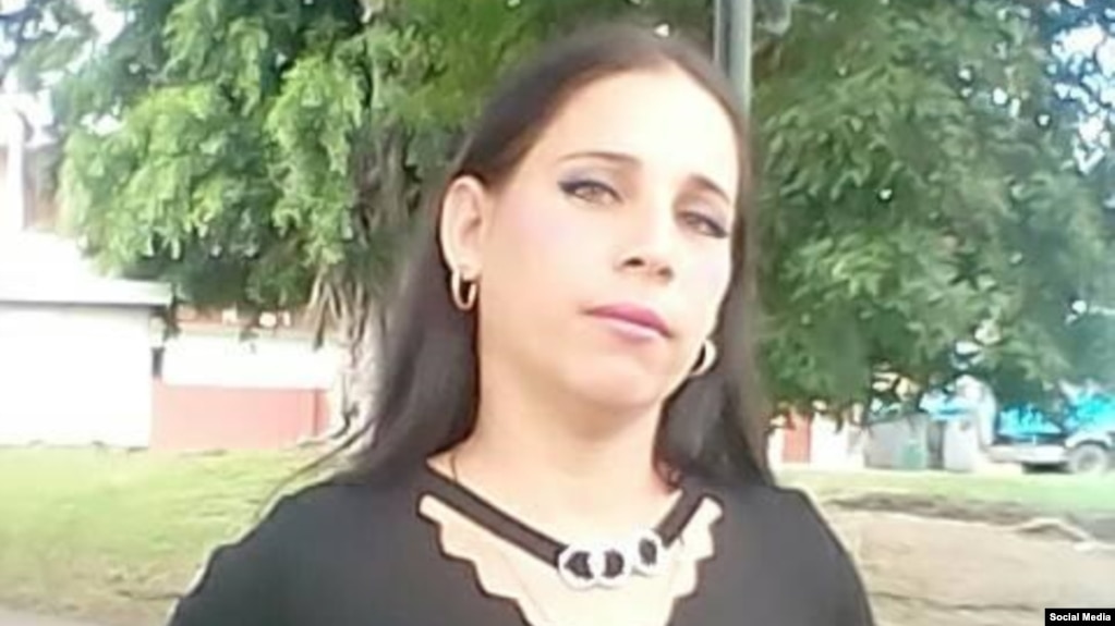 vozdelafnca's tweet photo. Lisandra Góngora #denuncia desde la prisión El Guatao, el #maltrato del coronel Camilo (así lo conocen) contra Mailene Noguera Santiesteban, delegada del MONR. Este represor metió a Mailene en una celda de castigo después de que ella se negara a ponerse en firme. https://t.co/bMLTC3NJeE