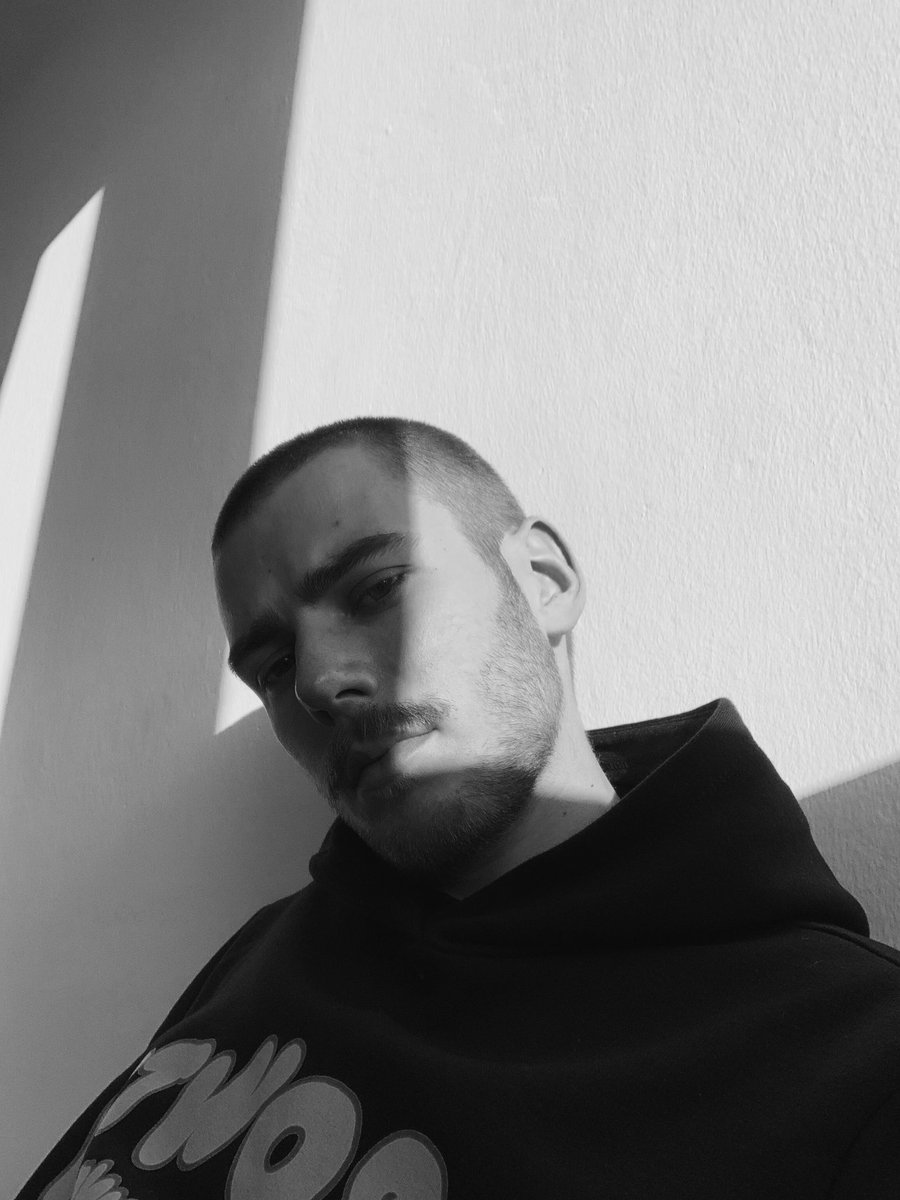 Krocan123's tweet photo. Hair reveal https://t.co/AKBem36vrx