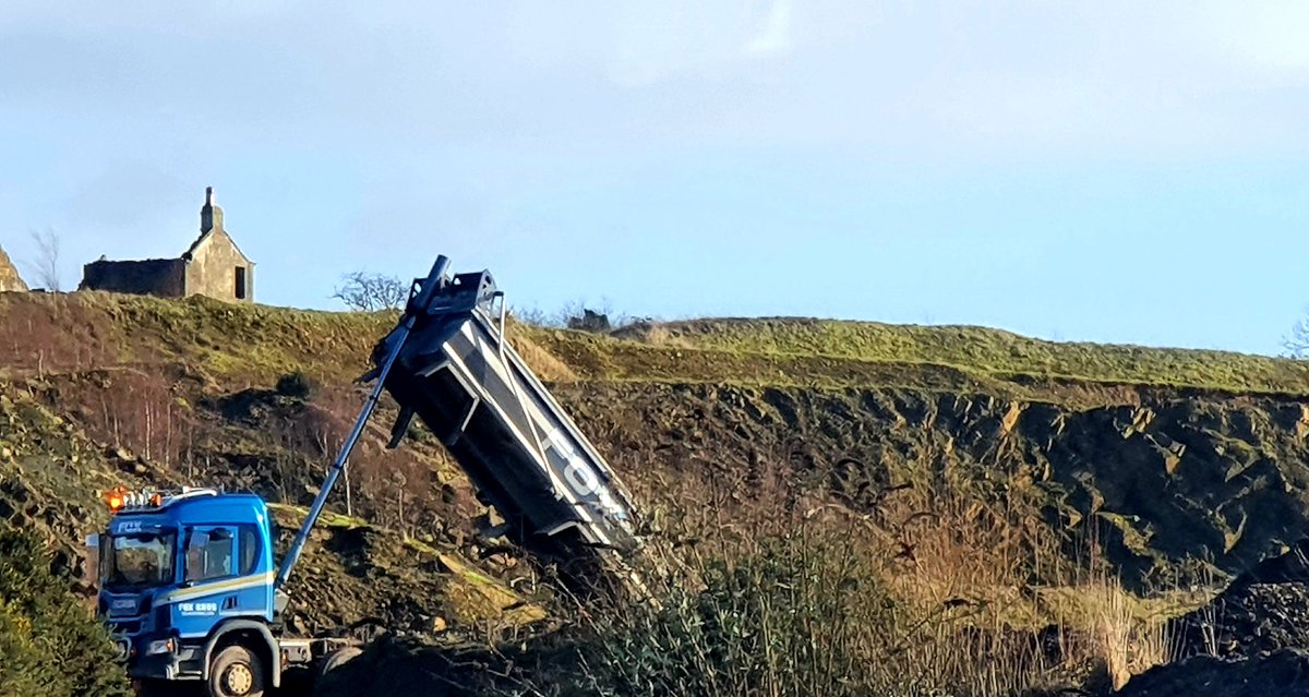 davidbrfc's tweet photo. P200 doing a bit in the #Lancashire sunshine π this afternoon. Looking well #tipper #scania #muckshift @foxbrothersltd https://t.co/6yalrH9Krf