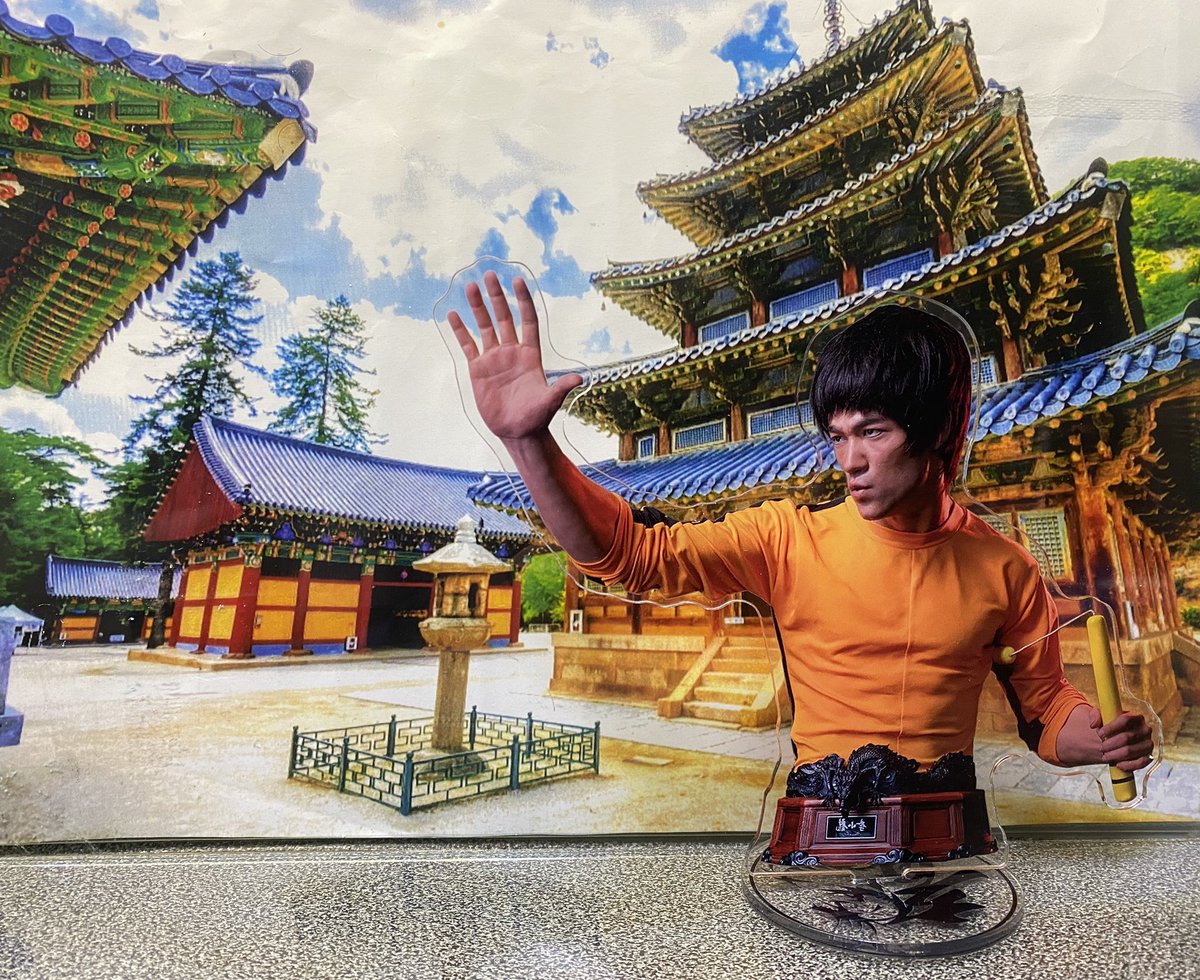 Infinity with Bruce Lee acrylic stand.

#GameofDeath #死亡遊戯 
#BruceLee #GOD #死亡的遊戯🇰🇷#韓国
                                #法住寺 #ポプチュサ
#李小龙 #李小龍🐉