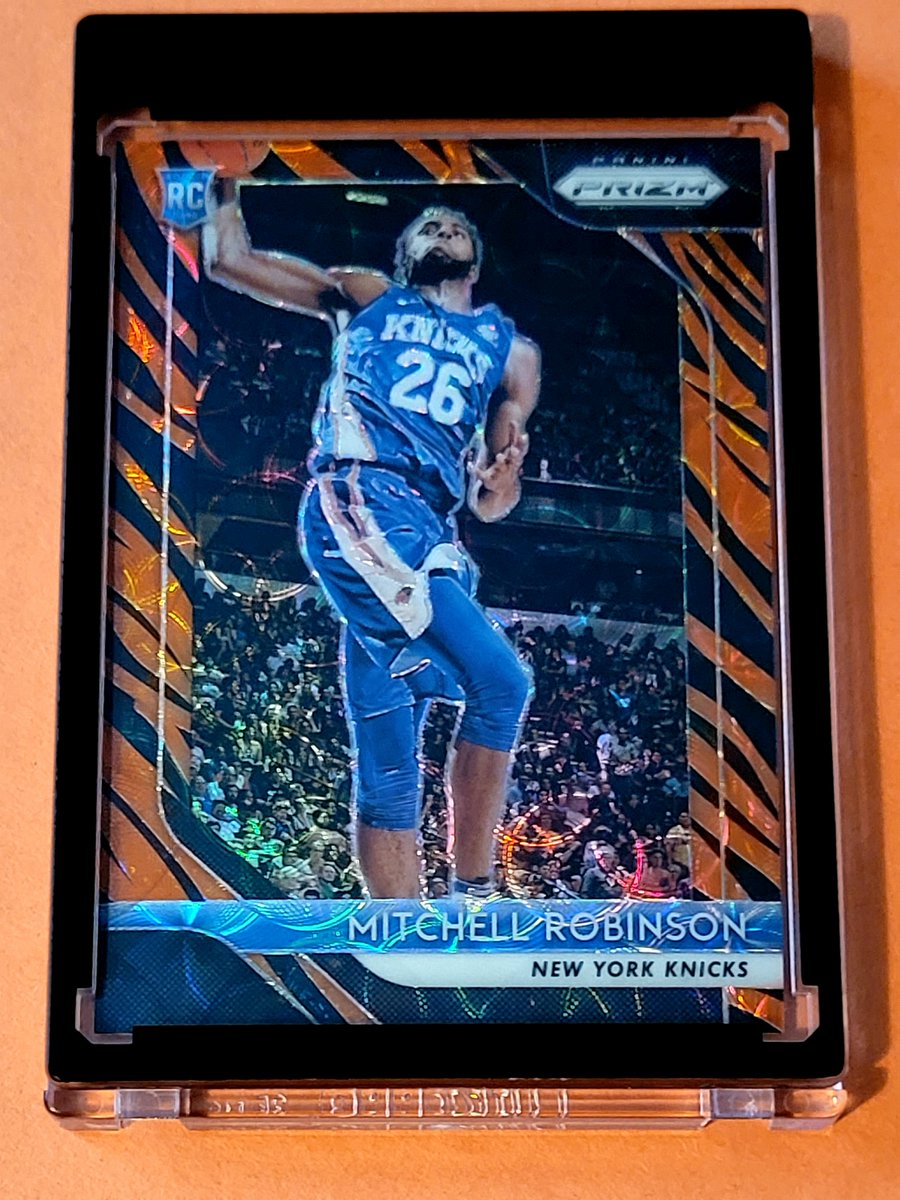 Giveaway #78 This guy has been on fire and showing his true potential. Mitchell Robinson. Center. New York Knicks. ⚡️⚡️

1 winner will get his 2018 Panini Prizm Tiger Stripe RC. Case hit. 💥

Follow if you are not, retweet and like for a shot. Winner announced on Wed 2/23 by 8pm