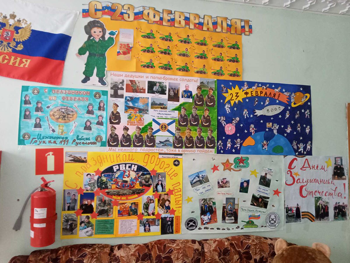 Кафедра "Здоровьесбережение" оформила в детском саду "Сказка" стенд к "Дню Защитника Отечества".  Каждая возрастная группа выбрала определенный род войск.