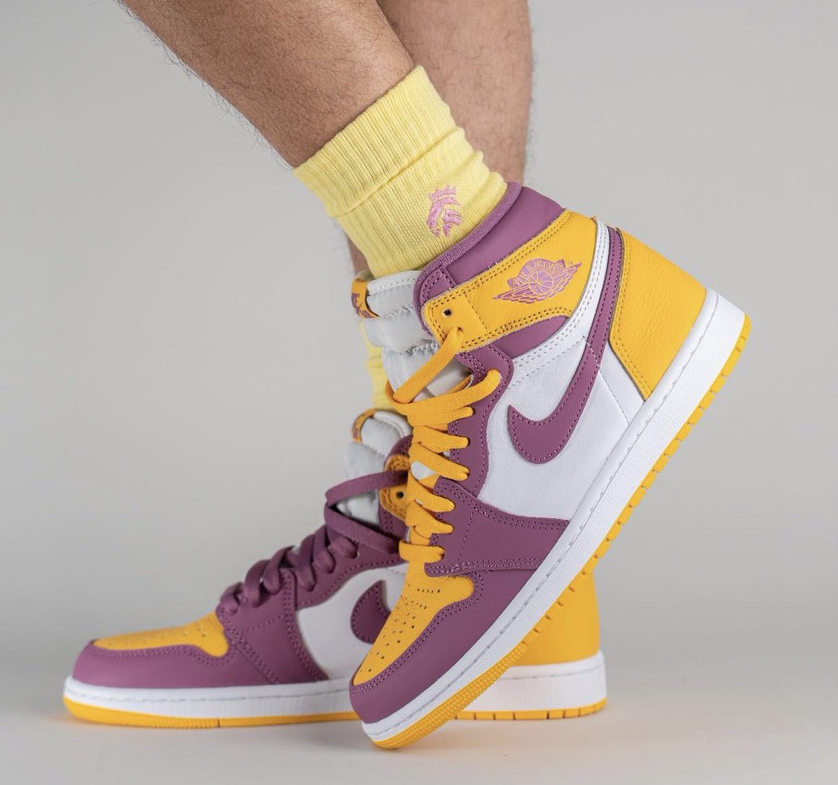 nicekicks's tweet photo. On-foot with the “Brotherhood” Air Jordan 1 High OG. 😈 https://t.co/BMG6Nx1ZVN