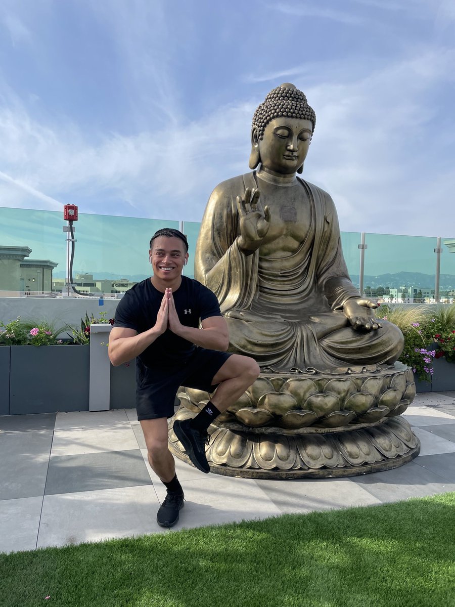 ibebraggin's tweet photo. These statues are all over my apartment building so I couldn’t resist #zen #imsoLA https://t.co/JLe9hwaePN