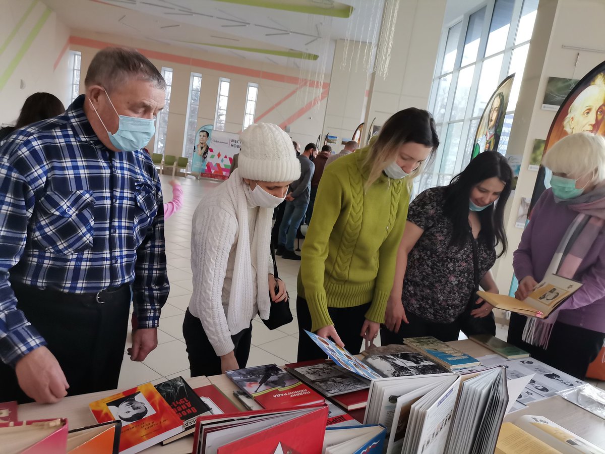 МБУК ЦБС Библиотека 26. К Дню Защитника Отечества в ККК "Современник" прошла праздничная программа. Сотрудники библиотеки 26 организовали перед концертом в фойе 2 этажа книжную выставку "Честь. Отвага. Мужество"   и провели викторину о героях Отечества.