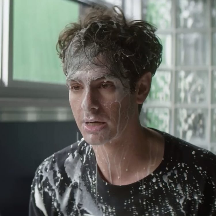 tickboomcomfort's tweet photo. here’s Andrew Garfield pouring a milkshake on himself😂 #ticktickBOOM https://t.co/qAuZhMvnEE