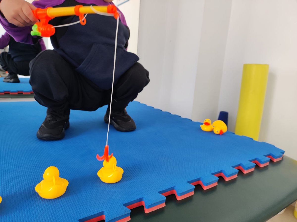 centro_aferenta's tweet photo. *LA IMPORTANCIA DEL JUEGO*
Utilizamos"pesca de patitos"para mejorar el equilibrio y trabajar la posición de cuclillas en lesión medular.
Llevar la atención sobre tareas  significativas hace que la terapia más amena y productiva entre otros muchos objetivos terapéuticos. https://t.co/nDaBBcwV9P