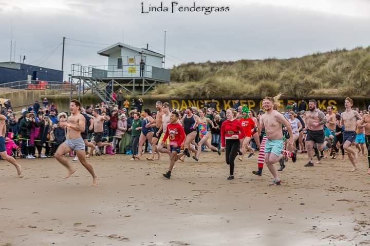 We're excited as there's  less than a week to our #FebDip formerly Boxing Day Dip! ❤
Register &amp; donate on Sunday 27/02 #SeaPallingBeach from 11am at our #Charity banner. Dip at midday!
 Funds to our #Newyearwish ❤

Picture credit: Linda Pendegrass from our 2019 #BoxingDayDip ❤