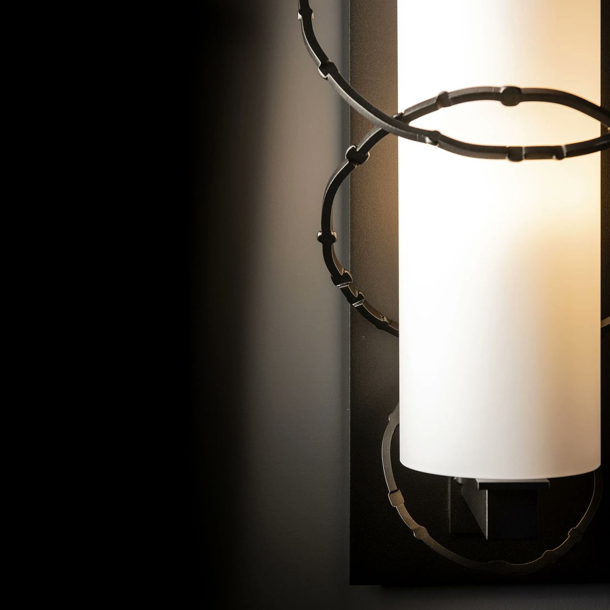 Olympus Large Outdoor Sconce | Famous Maker Monday
Made for exterior settings, this large wall mount features unique, handcrafted aluminum rings that are hand-hammered and stamped by Vermont makers.
See more of our luxury lighting and home decor items on our website: