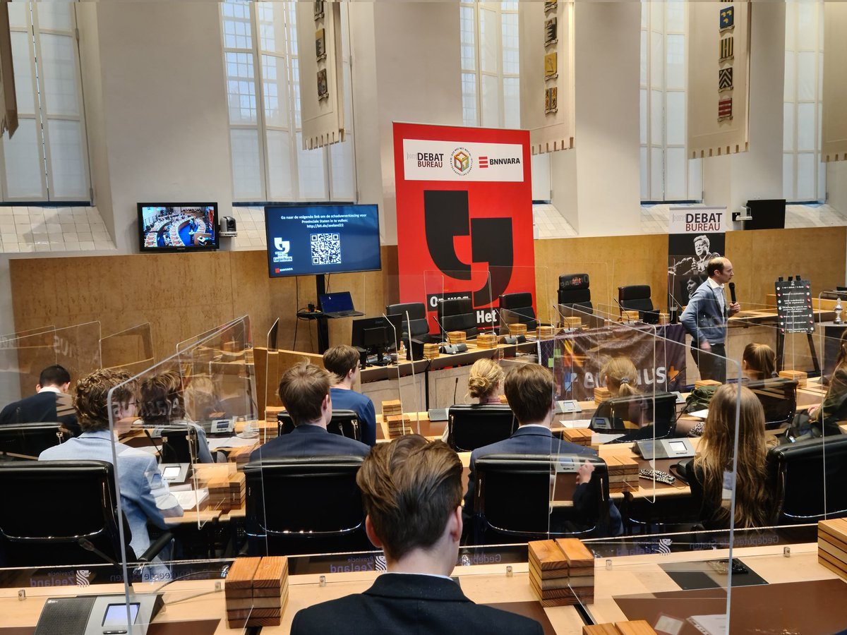 Welk een eer, de winnaar van het debat tussen jongeren  Zeeuwse scholen bekend mogen maken.
Zo enorm mooi,enthousiaste jonge mensen die respectvol debateren.