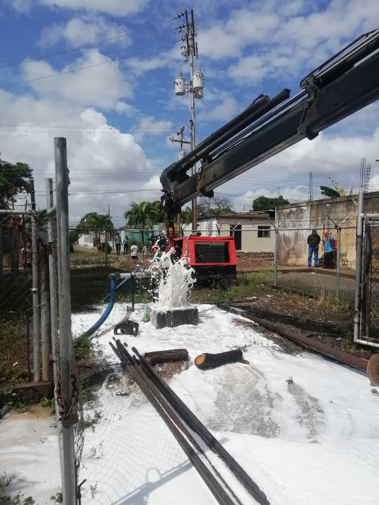 Aguasdemonagas's tweet photo. #JustoAhora El equipo técnico de la hidrológica y @PDVSA con apoyo del brazo hidráulico de @Barrio_Tricolor  realiza mantenimiento y limpieza  del pozo del sector Barrio Bolívar para favorecer a Bolívar I, II,III y parte de Francisco de Miranda
@RMarcoTorres
@ErnestoLunaPsuv https://t.co/XTMEuUdsMw