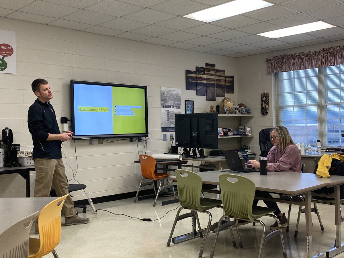tim_gallahar's tweet photo. Brandon Brown leading a session on Programming for Math @stembydesign @TCBOE https://t.co/VhUYU4UPmp