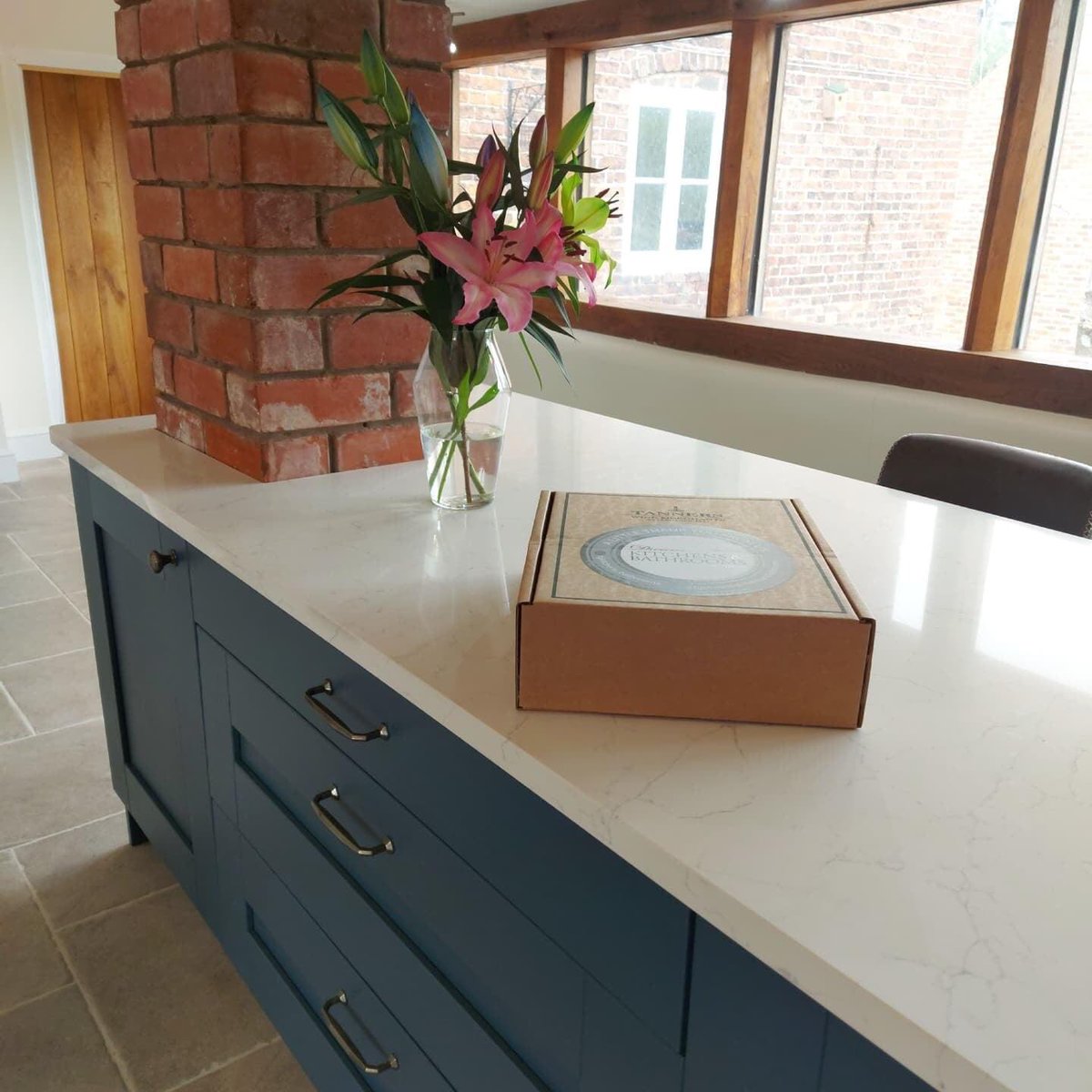 LochAnnaKitchen's tweet photo. This lovely Grained Dakar and Sea Blue #RealKitchen was recently completed by the team at @TGBUILDERSM in Oswestry. The style and colour mix work so well in the space 👌
#kitchensolutions #kitchensofinsta #kitchenstyling #kitchendesign #kitchendecor #kitchens #lochanna https://t.co/lEZ4u5RokO