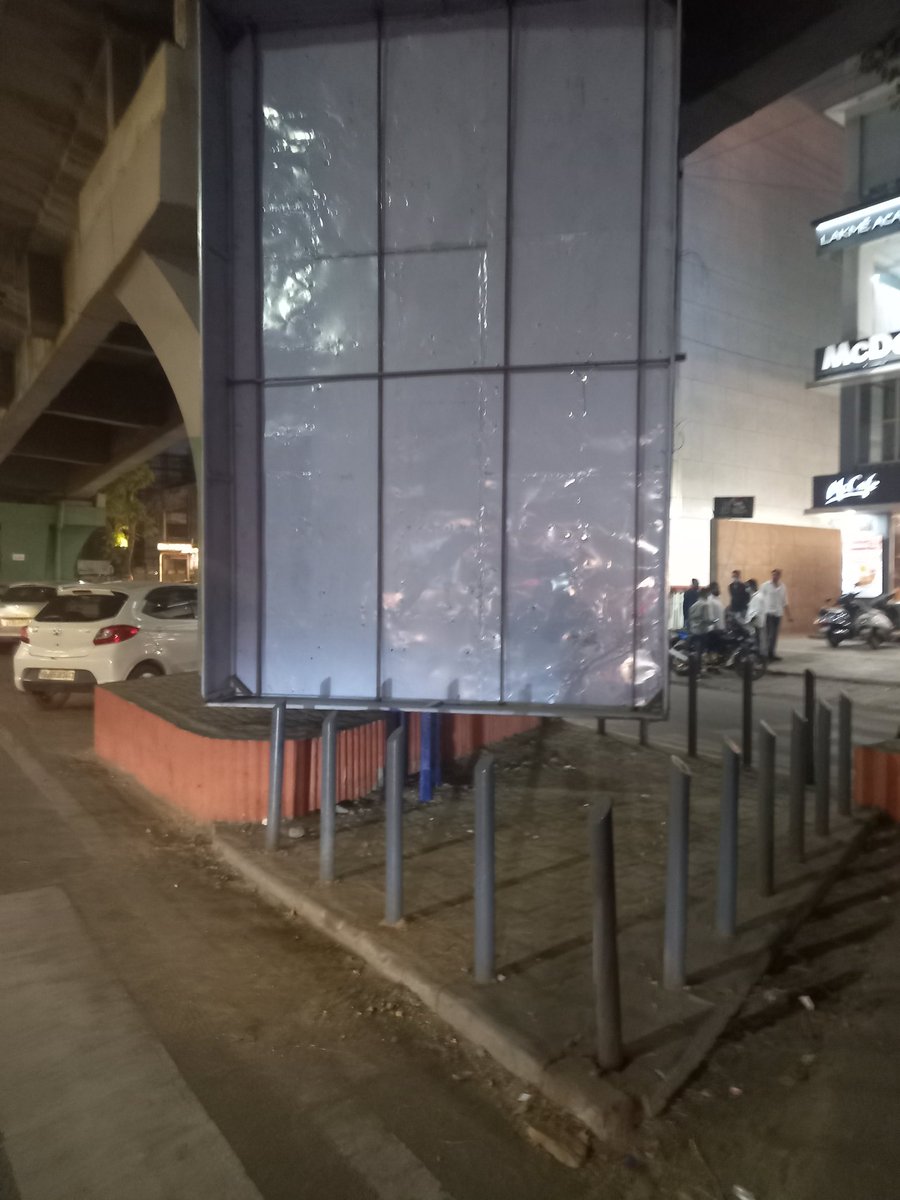 ars1211's tweet photo. Amazing Way of achieving No.1 and smart city tag .SMC official today fixed advertisement board on the space of Road crossing of citizen at surat parle point under fly over bridge .All the best for smart Act ..!!!! https://t.co/Lto42erS9c