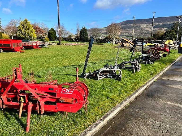 CheffinsMachine's tweet photo. A few more shots showcasing the Aidan Strain Collection as the sun starts to go down on a beautifully bright day here in Newry. 
#aidanstrain #vintagemachinery #vintagemachines #classicmachines #classicmachinery #vintagecollection #vintagecollector #countytractor #countytractors https://t.co/m9lhs9mrEI