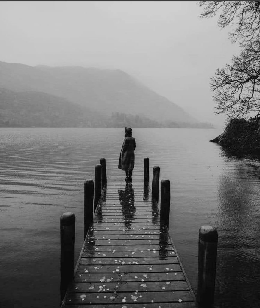 تمضي بنا الأيام ضحكات وهمـوم،،،،، 
   والعمر يمضي بين تذكـر وخابـر،،،،، 

ياضحكة الماضي ويادمعـة اليـوم،،،، 
الله عليم(ن) كيف الاحـوال باكـر ؟!