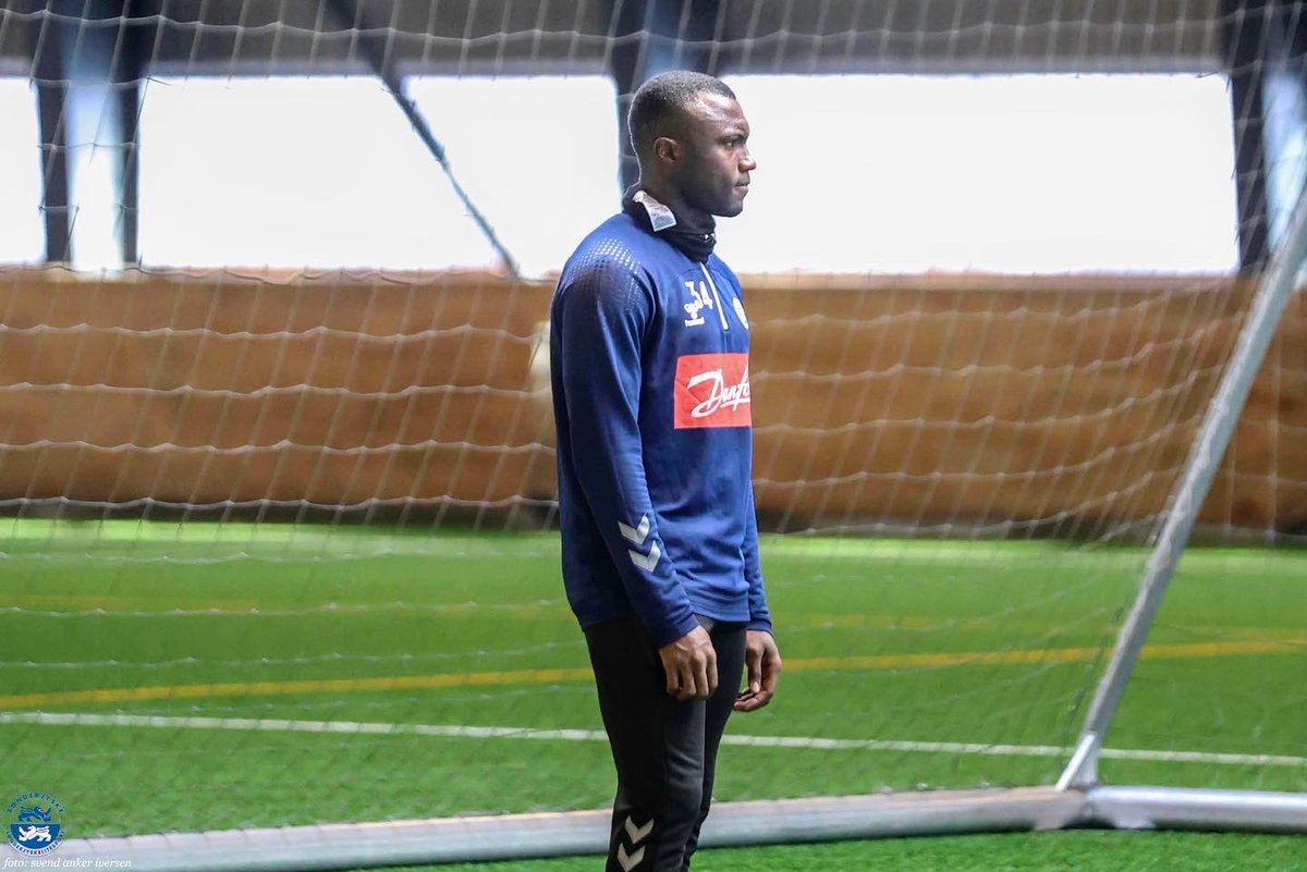 SJFodbold's tweet photo. Første træning er veloverstået for vores nye mand, @bsanneh15 ✔️ Tag jer ikke af nummeret på træningsdragten i dag - Sanneh får efter eget ønske nummer 1️⃣3️⃣ #sldk https://t.co/NKwulORN1p