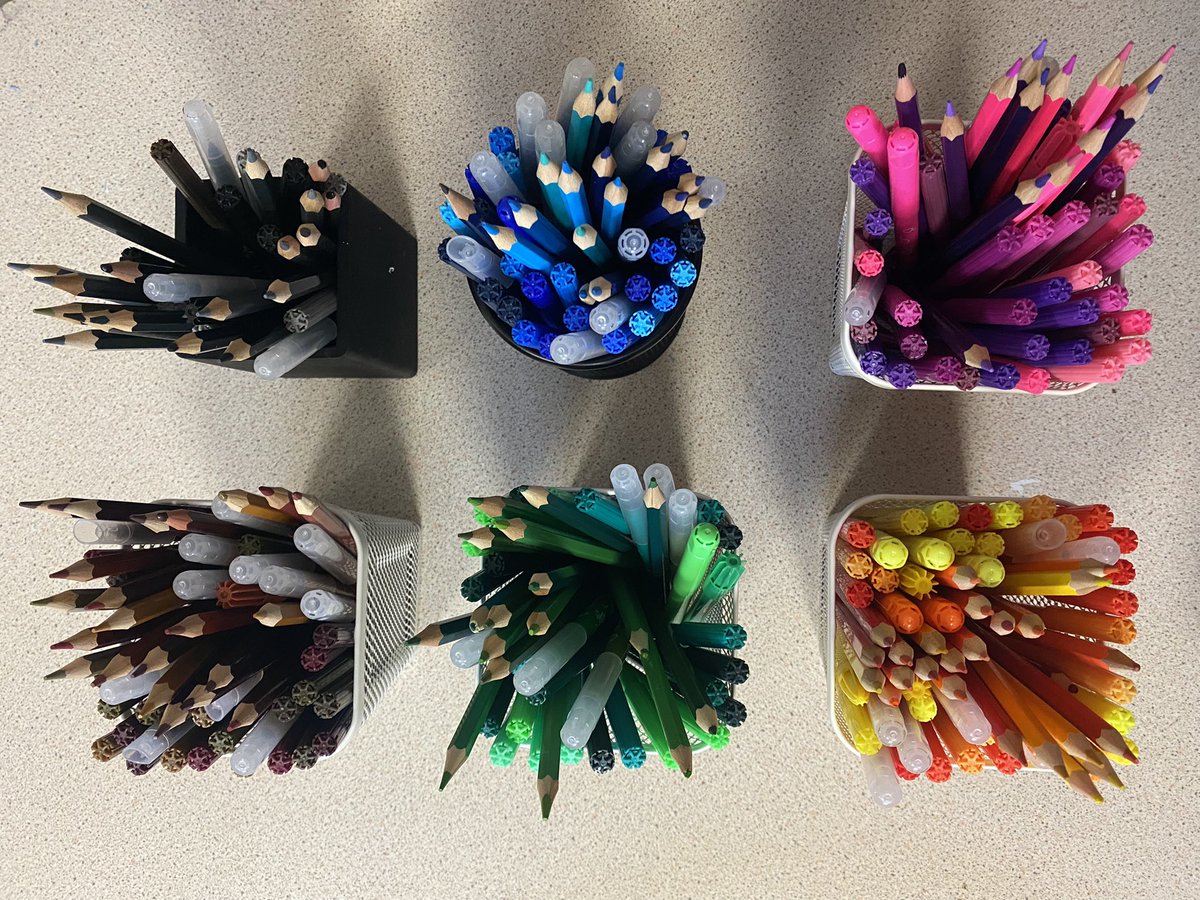 Teachinmagic's tweet photo. On se fait plaisir comme on peut en ce lundi de reprise : j’ai réorganisé les feutres et crayons par couleurs ! https://t.co/XWEqvgftWa