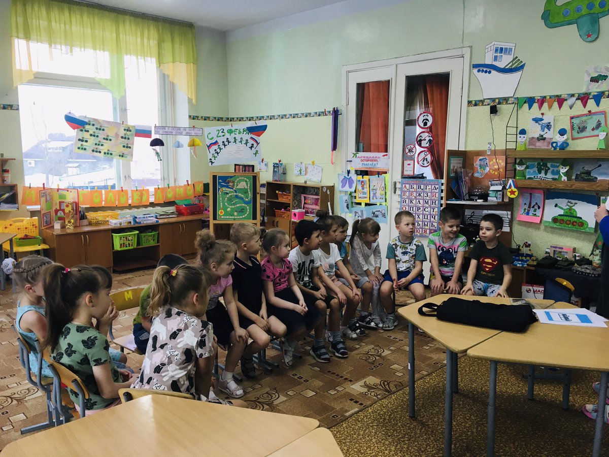 Сегодня «Знайки» вновь путешествовали по огромному миру правил дорожного движения. Они вспомнили правила поведения в гололёд, о том, как нужно вести себя на остановке и в общественном транспорте. Своими новыми знаниями они поделятся с друзьями и родителями. #детскийсад18