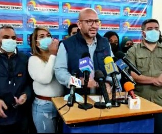 UNT_Caracas's tweet photo. #21Feb El Sec Nacional de Organización del @partidoUNT, @angelopalmerib anunció hoy al país en rueda de prensa, "vamos a un proceso de elecciones internas para Renovar y Legitimar” nuestras autoridades nacionales y regionales.
#SOMOSUNT Democracia Social. https://t.co/pBkukHBgVe