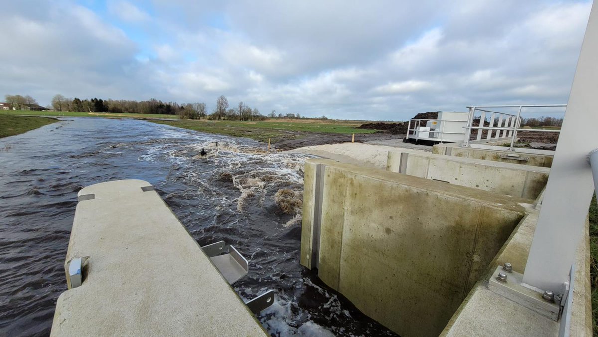 Noorderzijlvest's tweet photo. Bij gemaal de Dijken laten we het water in het bergingsgebied De Dijken-Bakkerom in. Dat doen we voor het eerst na de aanleg van deze berging. Het overtollige water gaat rap het gebied in.
En: let op! ⛔Vanwege #hoogwater is al het vaarverkeer in ons gebied gestremd! #stremmingen https://t.co/lSSdXOGv6l